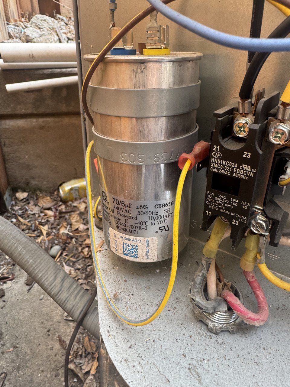 Old 70/5 µF dual run capacitor and contactor in the Carrier condensing unit before the repair in Fremont